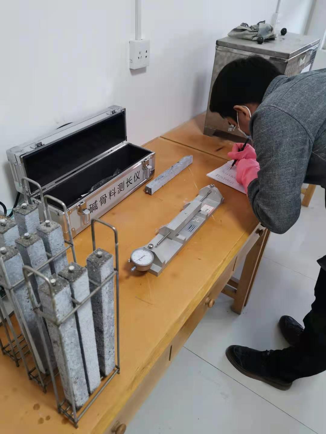 室内试验开展剪影