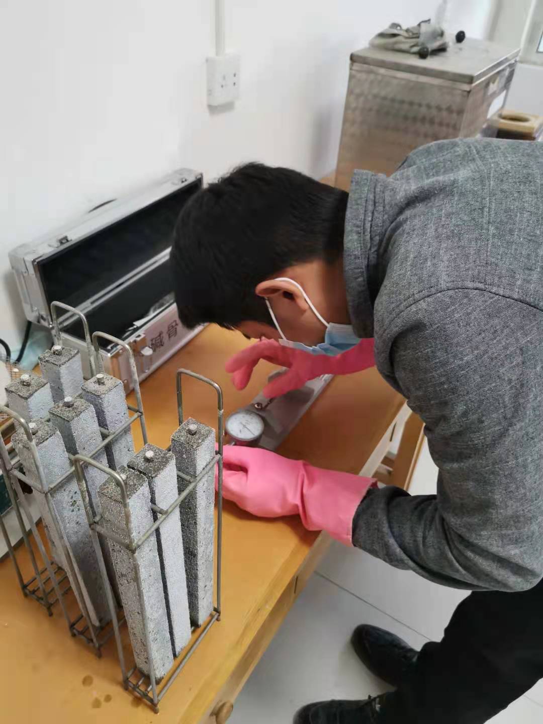 室内试验开展剪影
