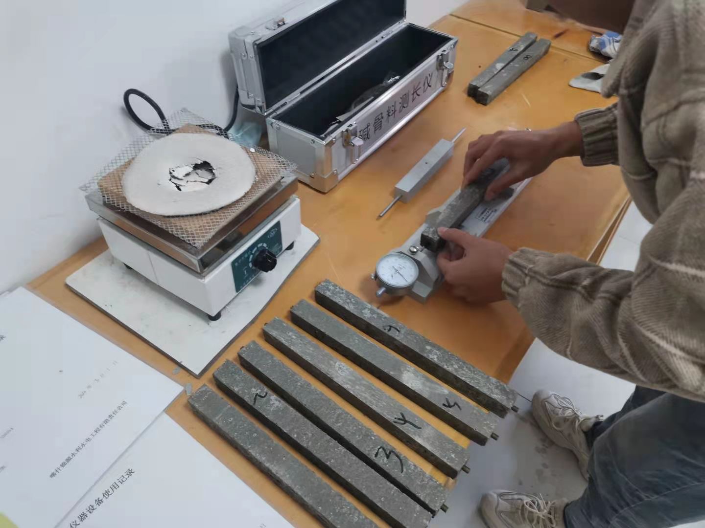 室内试验开展剪影